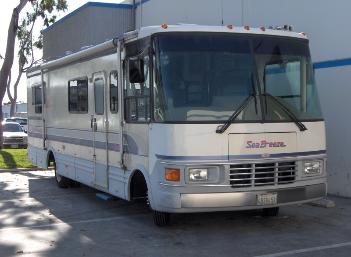 rv graphics before, rv striping, motorhome pinstriping, rv roofing, rv detailing before